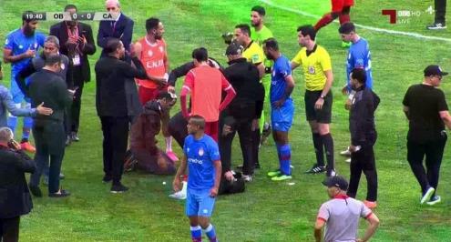  دماء في الملعب.. نقل مدرب الإفريقي التونسي إلى المستشفى بعد قذفه بالحجارة (فيديو وصور)